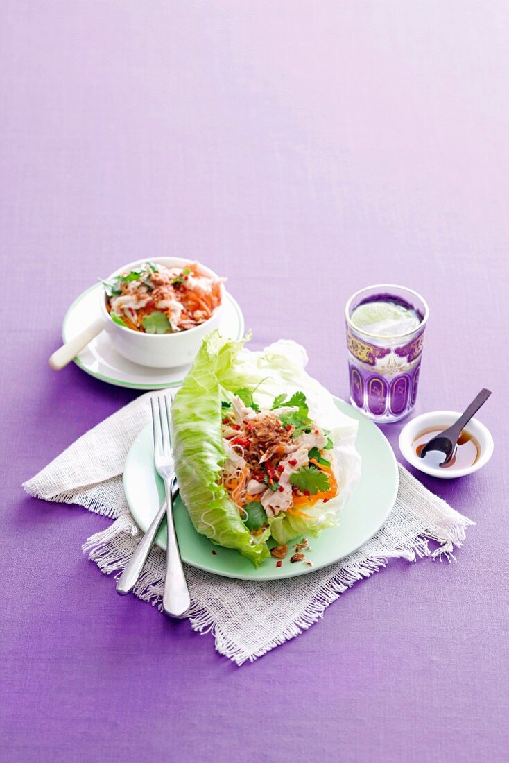 Reisnudeln mit Hähnchen und Koriander in Salatblatt