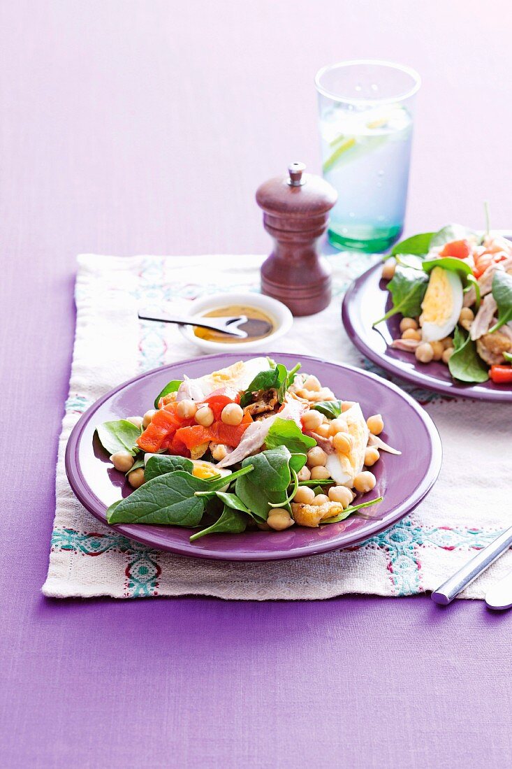 Moroccan salad with chicken and chickpeas