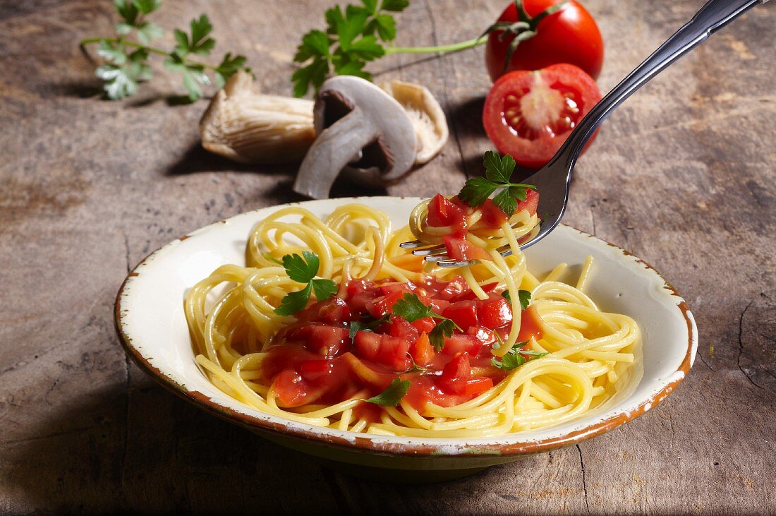 Spaghetti with tomato sauce, mushrooms and parsley
