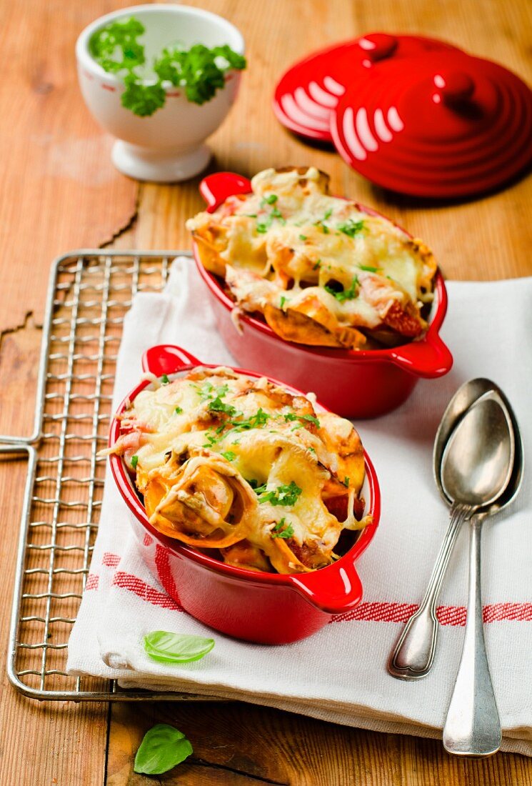Baked tortellini with cheese and parsley