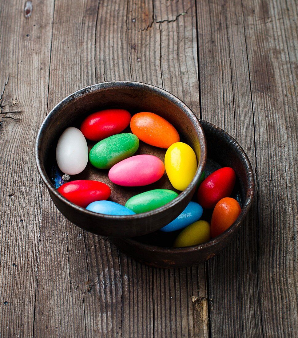 Colourful sugar eggs in ceramic pots