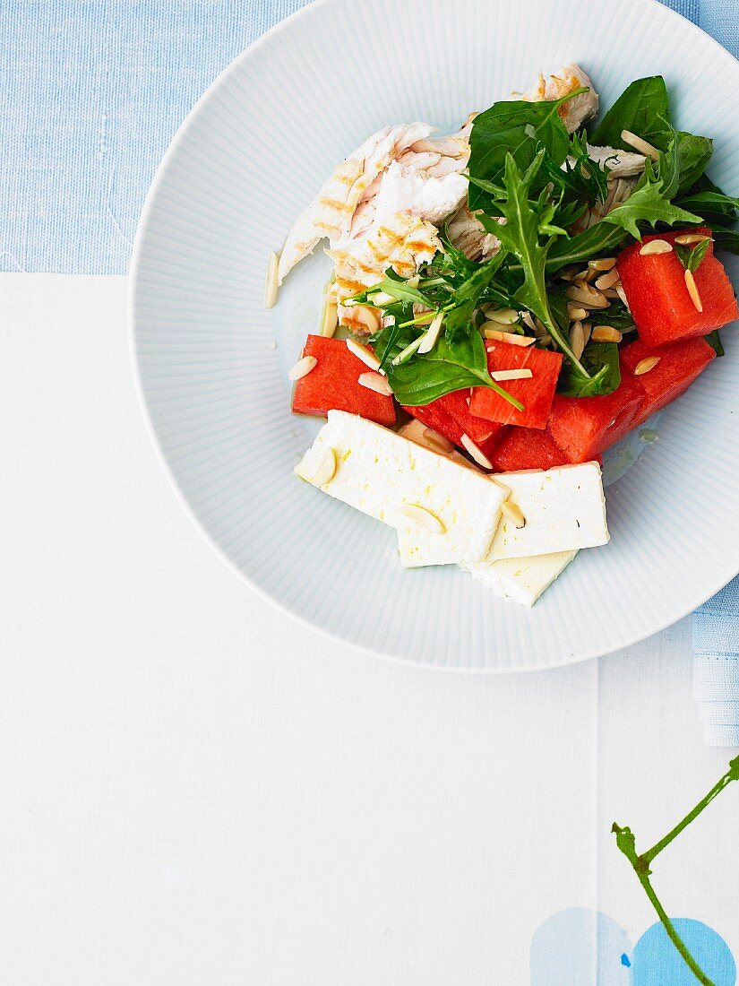 Hähnchen-Wassermelonen-Salat mit Basilikum und Feta