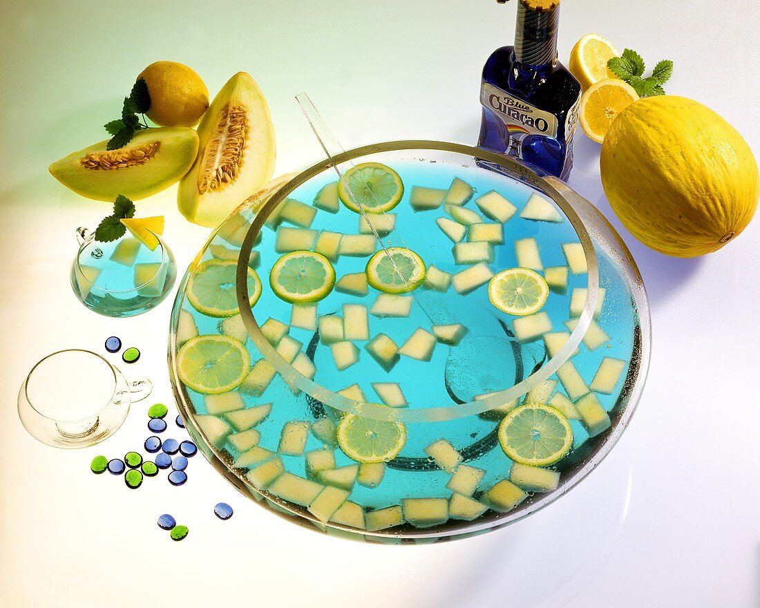 Bowle mit Blue Curacao, Honigmelonen & Zitronen