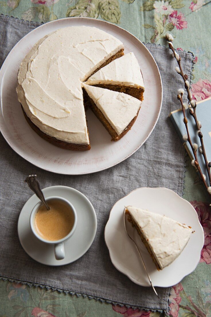 Möhrenkuchen und Espresso