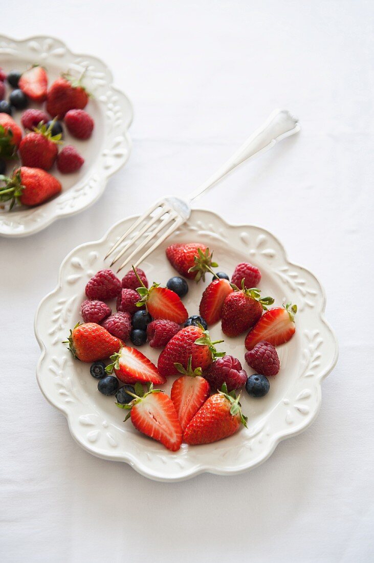 Fresh summer fruits (strawberries, raspberries, blueberries)