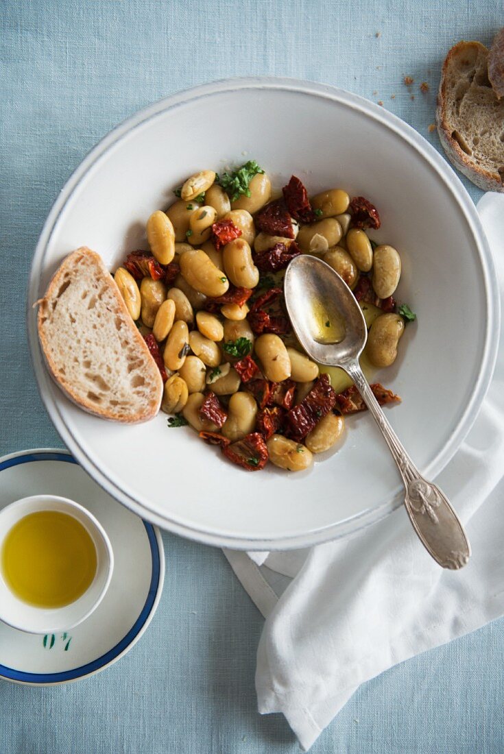 Weisser Bohnensalat mit getrockneten Tomaten und Olivenöl