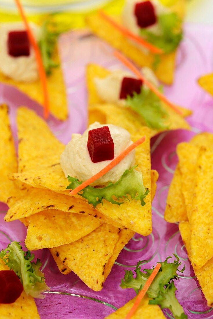 Tortilla chips with houmous and beetroot cubes