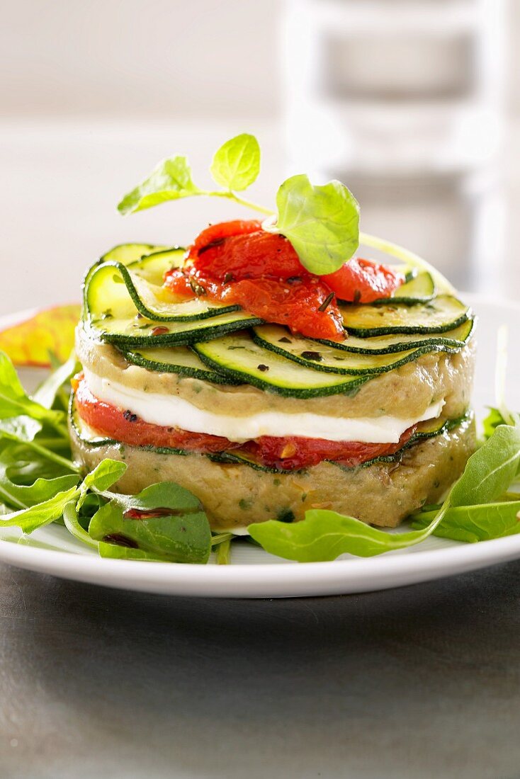 Sfoglia di verdure (Gemüseturm mit Mozzarella und Rucola)