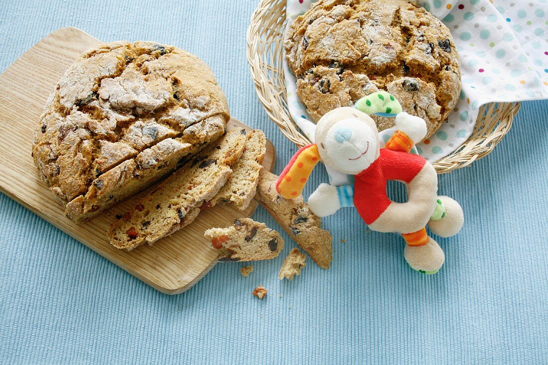 Olive and sun-dried tomato bread (Italy)