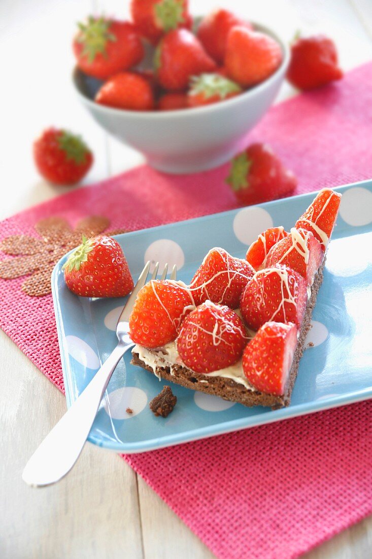 Ein Stück Schokoladenkuchen mit Erdbeeren