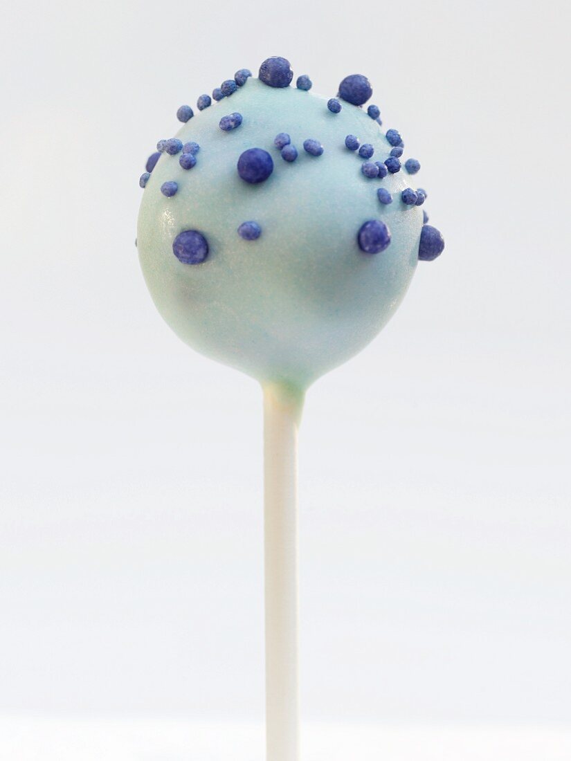 Cake Pop mit blauer Glasur und Zuckerkugeln
