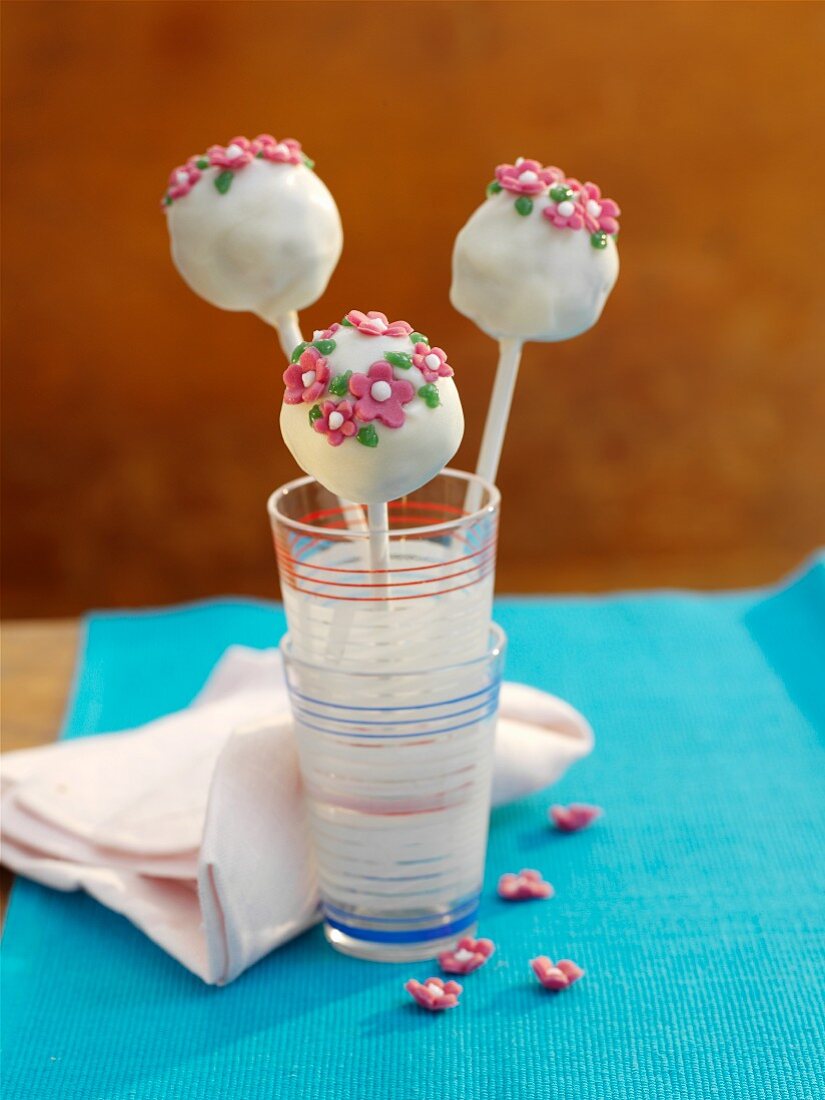 weiße Cake Pops mit Zuckerblüten
