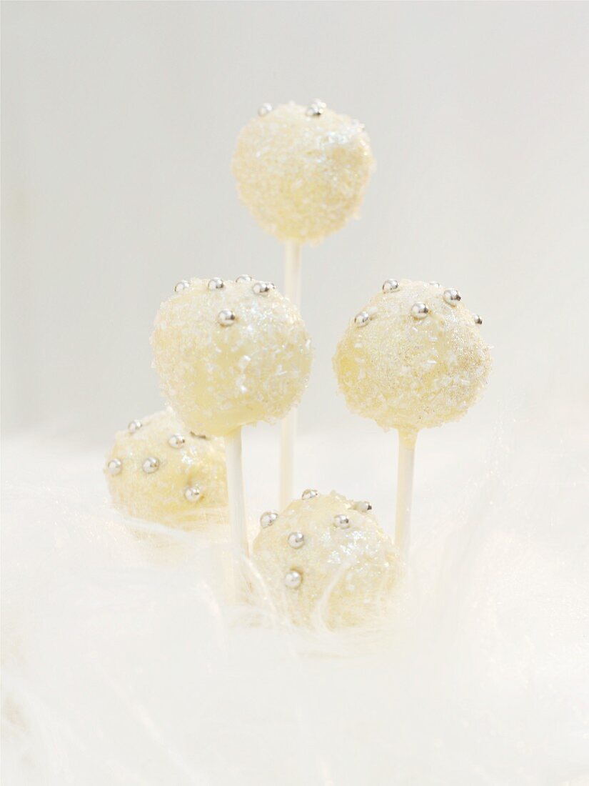weiße Schneeball-Cake Pops mit Silberperlen