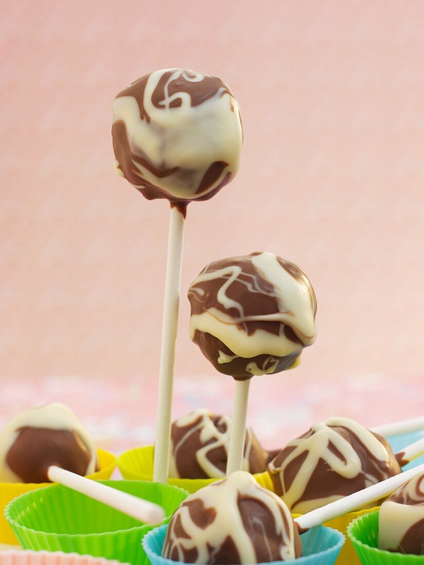 Cake pops with dark and white chocolate