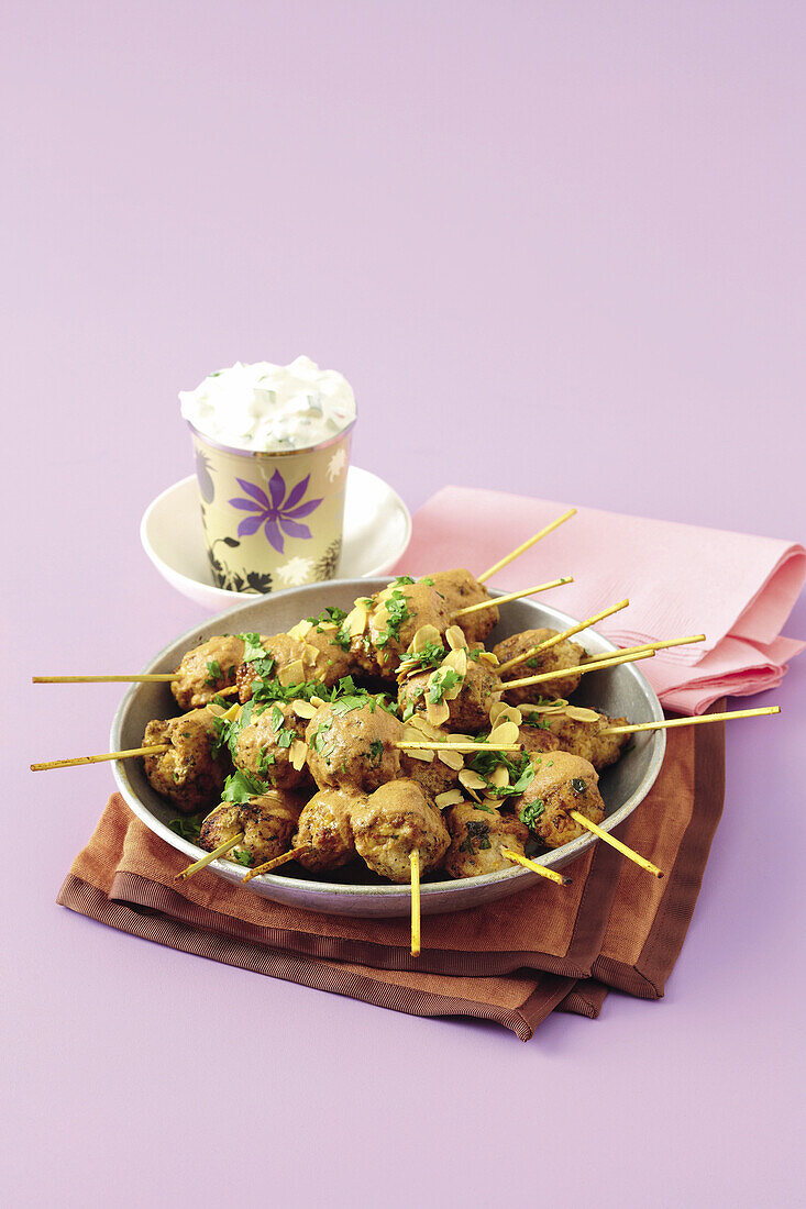 Butter Chicken-Kofta mit Gurken-Radieschen-Raita