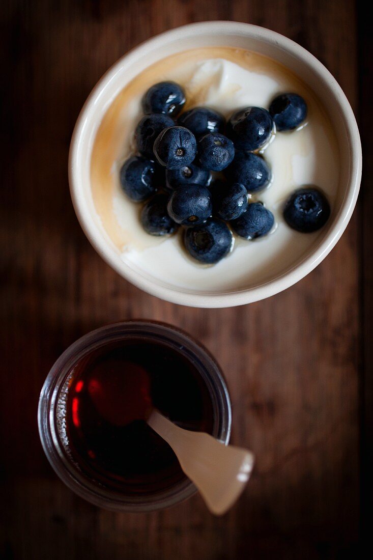 Griechischer Joghurt mit frischen Blaubeeren und kanadischem Ahornsirup