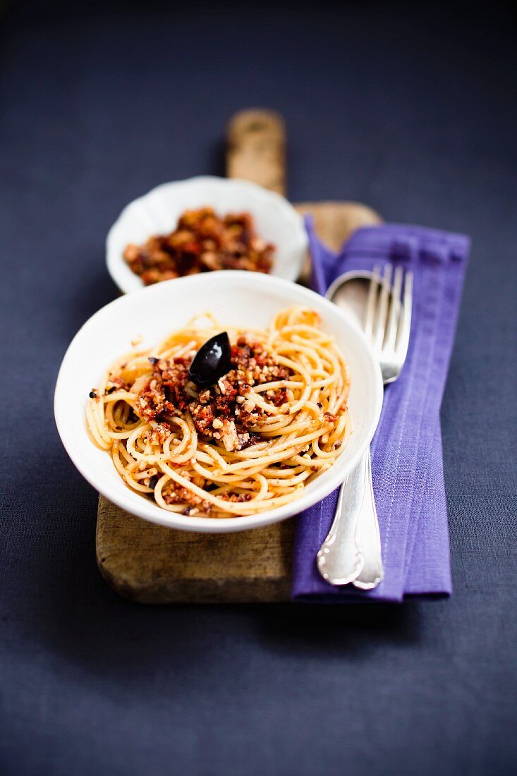 Spaghetti mit rotem Pesto und Olive