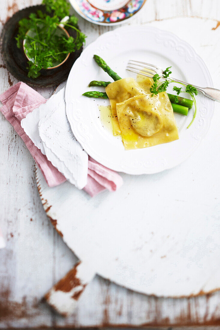 Ravioli mit Blauschimmelkäse-Füllung und grünem Spargel