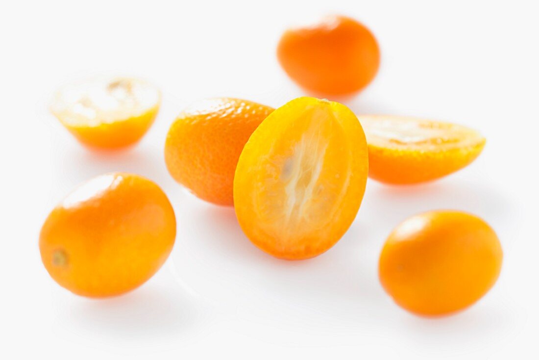 Kumquats, ganz und halbiert