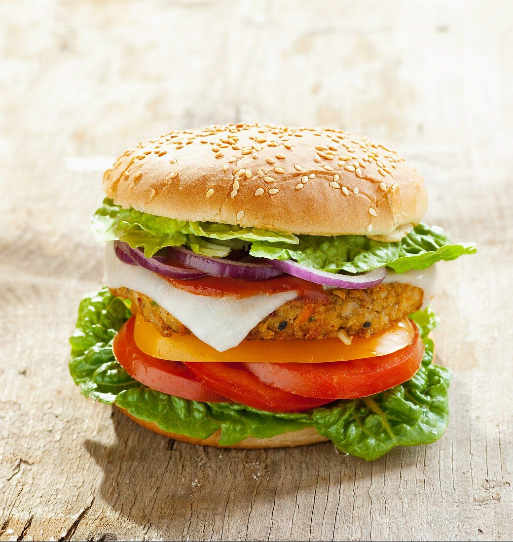 Vegetarischer Burger mit Gemüsebratling … – Bilder kaufen – 11170308 ...