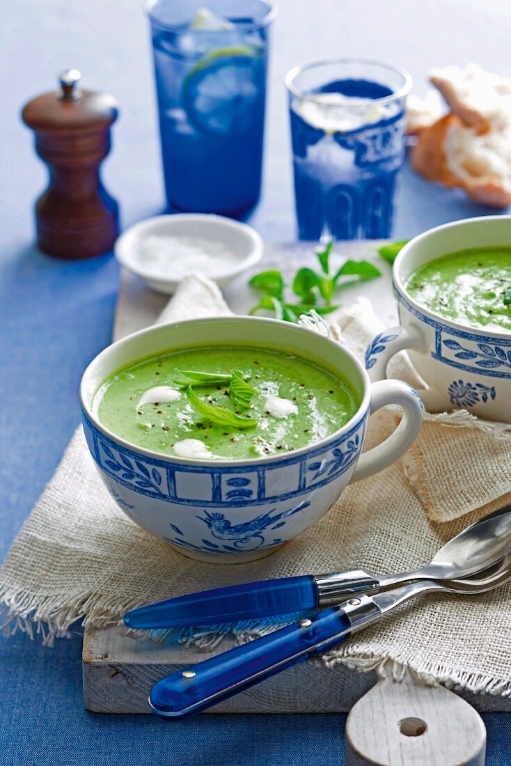 Erbsencremesuppe mit Sauerrahm und Pfefferminze