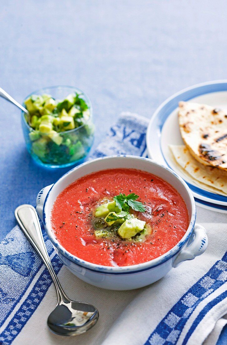 Mexikanische Tomatensuppe mit Avocadosalsa