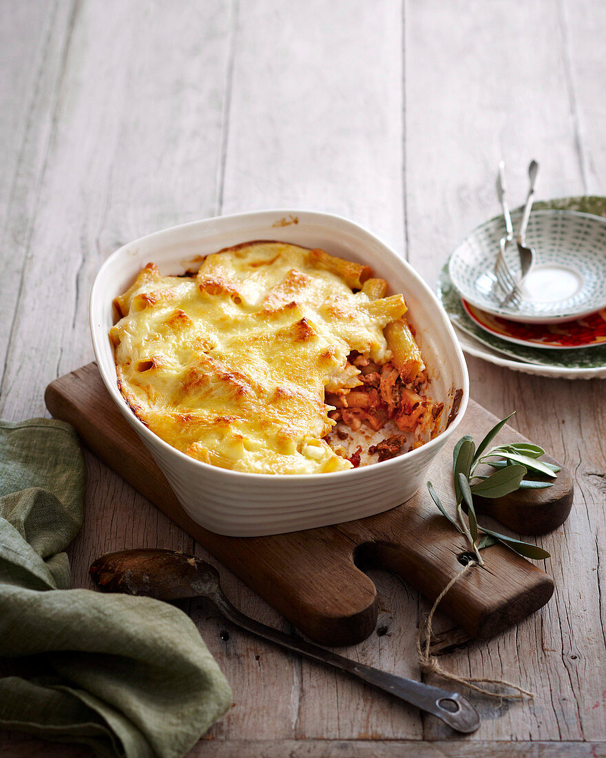 Cremiger Nudelauflauf mit Sauce Bolognese