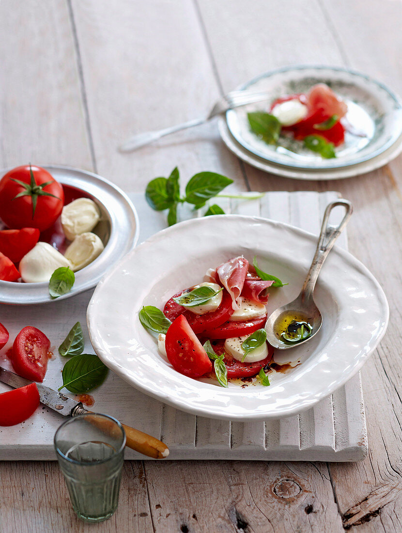 Caprese-Salat mit Prosciutto