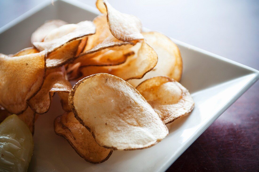 Kartoffelchips auf einem Teller
