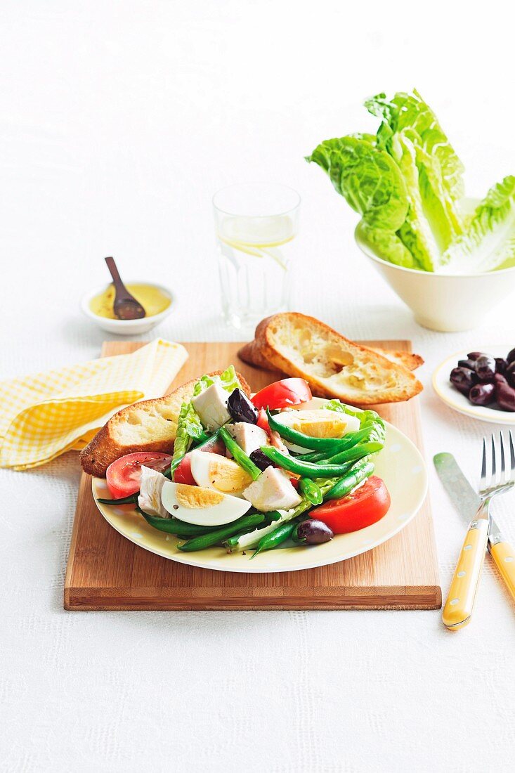 Salad niçoise with chicken and garlic bread