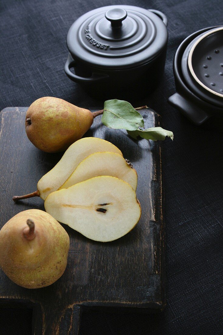 Pears, whole and cut into slices