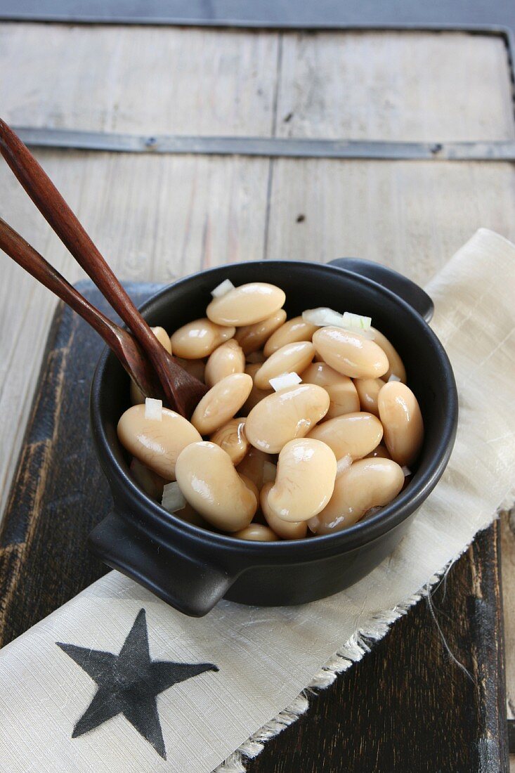 White bean salad with onions
