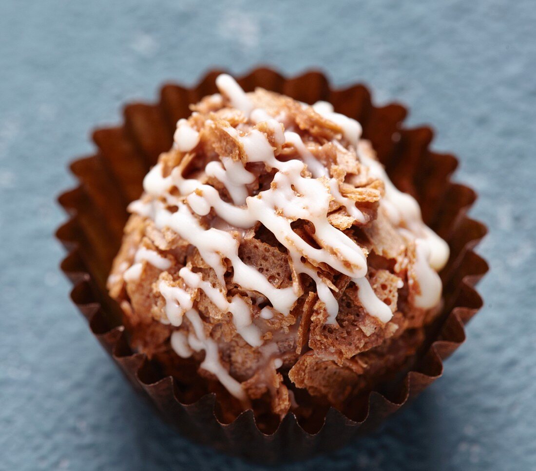 Nahaufnahme von Trüffelpraline mit weisser Schokolade