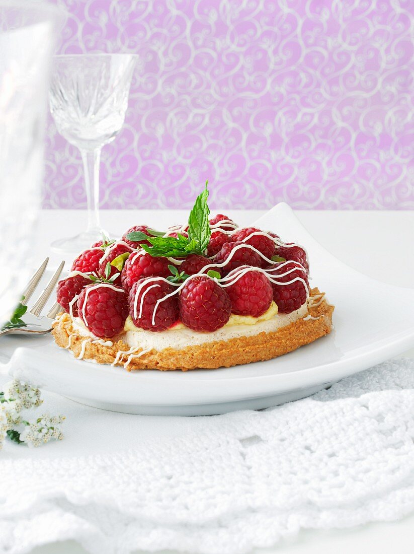 Raspberry tartlet with vanilla cream