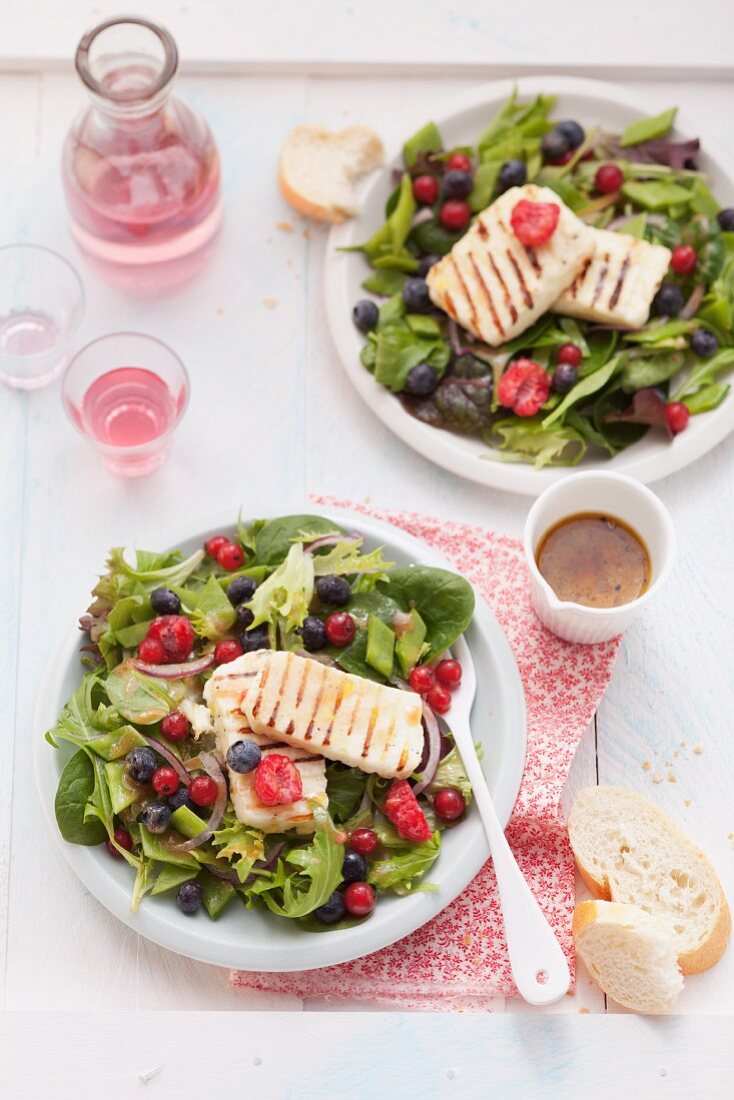 Salad leaves with summer berries and grilled halloumi