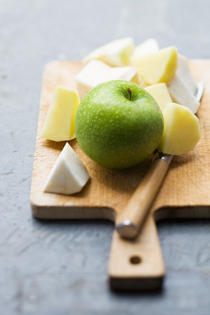 Grüner Apfel, Selleriestücke und Kartoffelstücke