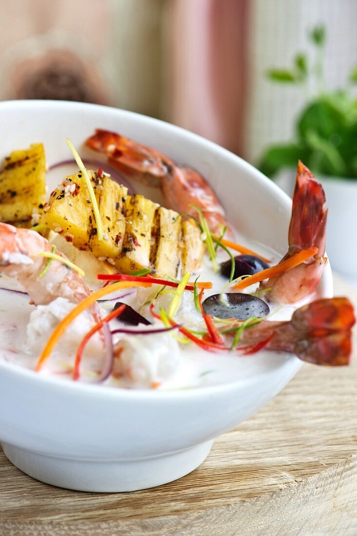 Gegrillte Garnelen und Ananas mit Kokossauce