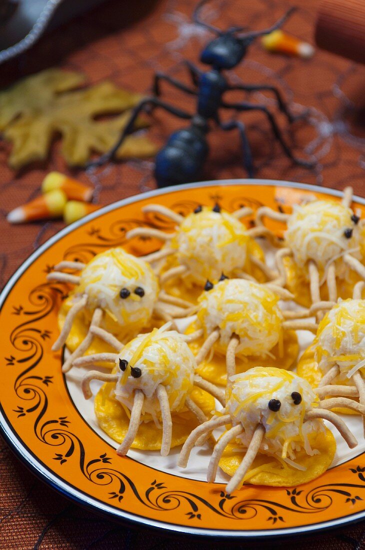 Halloweenspinnen aus Frischkäse und Knabberzeug