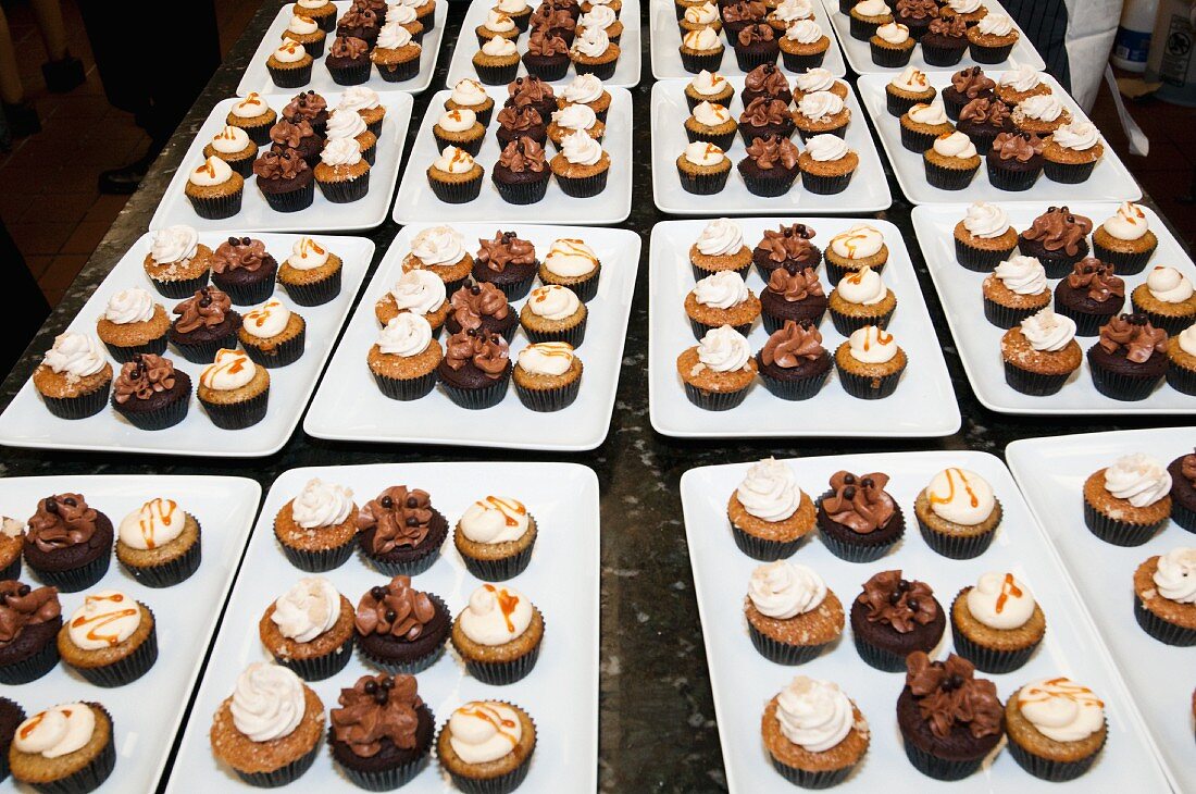 Buffet mit Tabletts voller Cupcakes