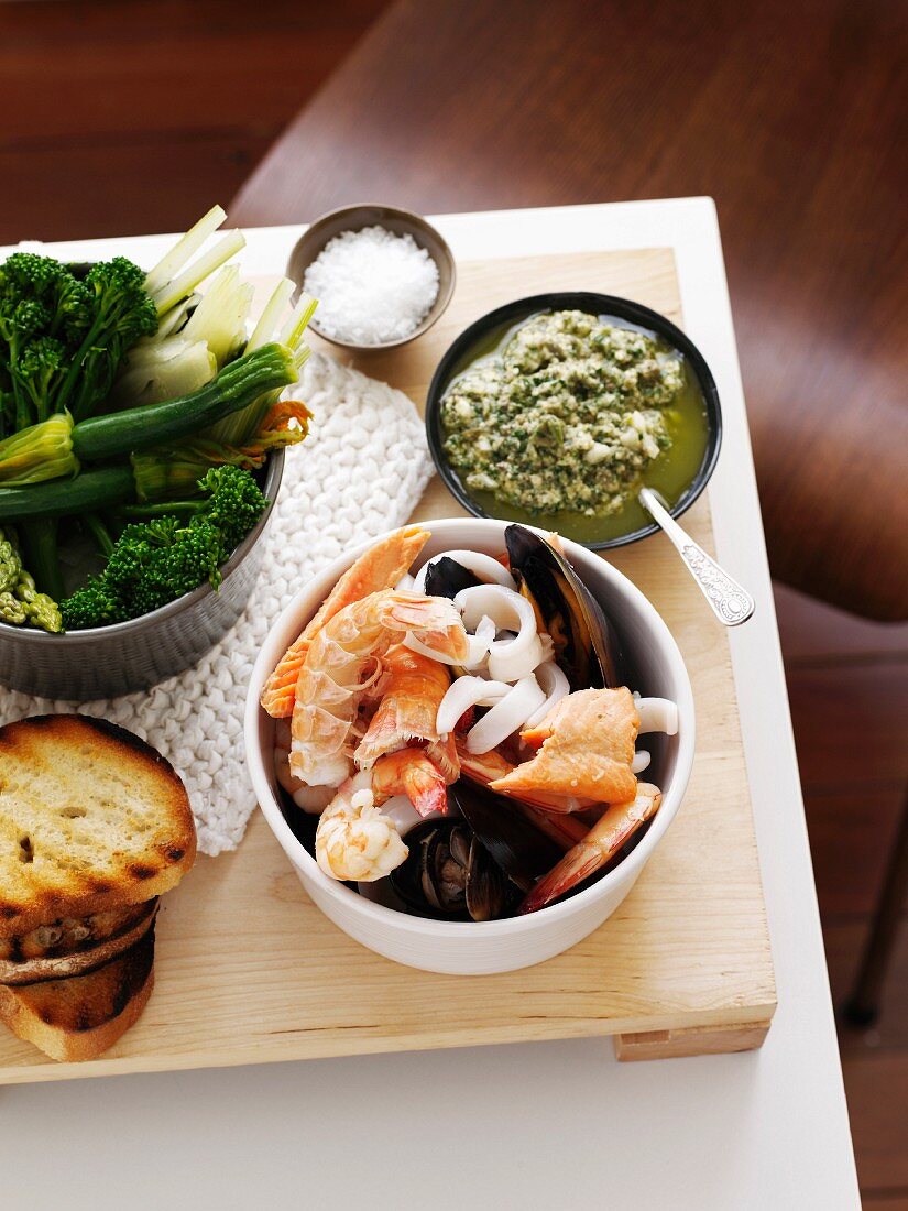 Seafood with vegetables and toast