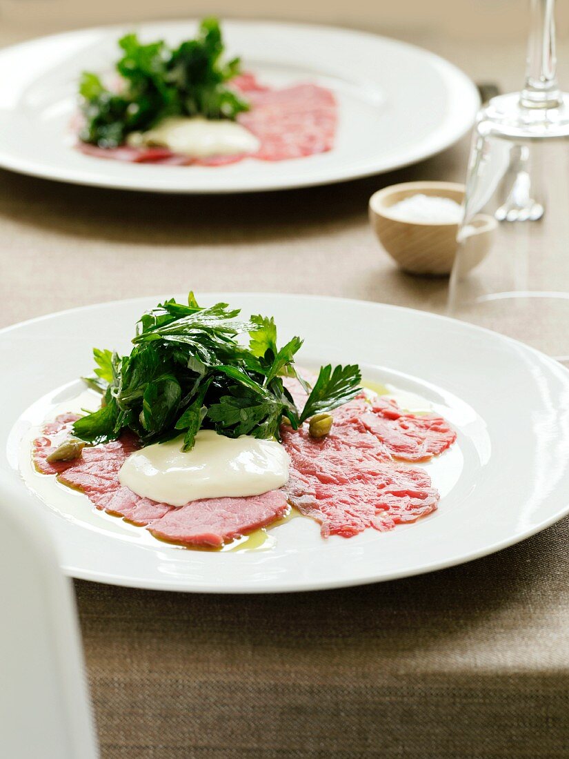 Rindercarpaccio mit Salat