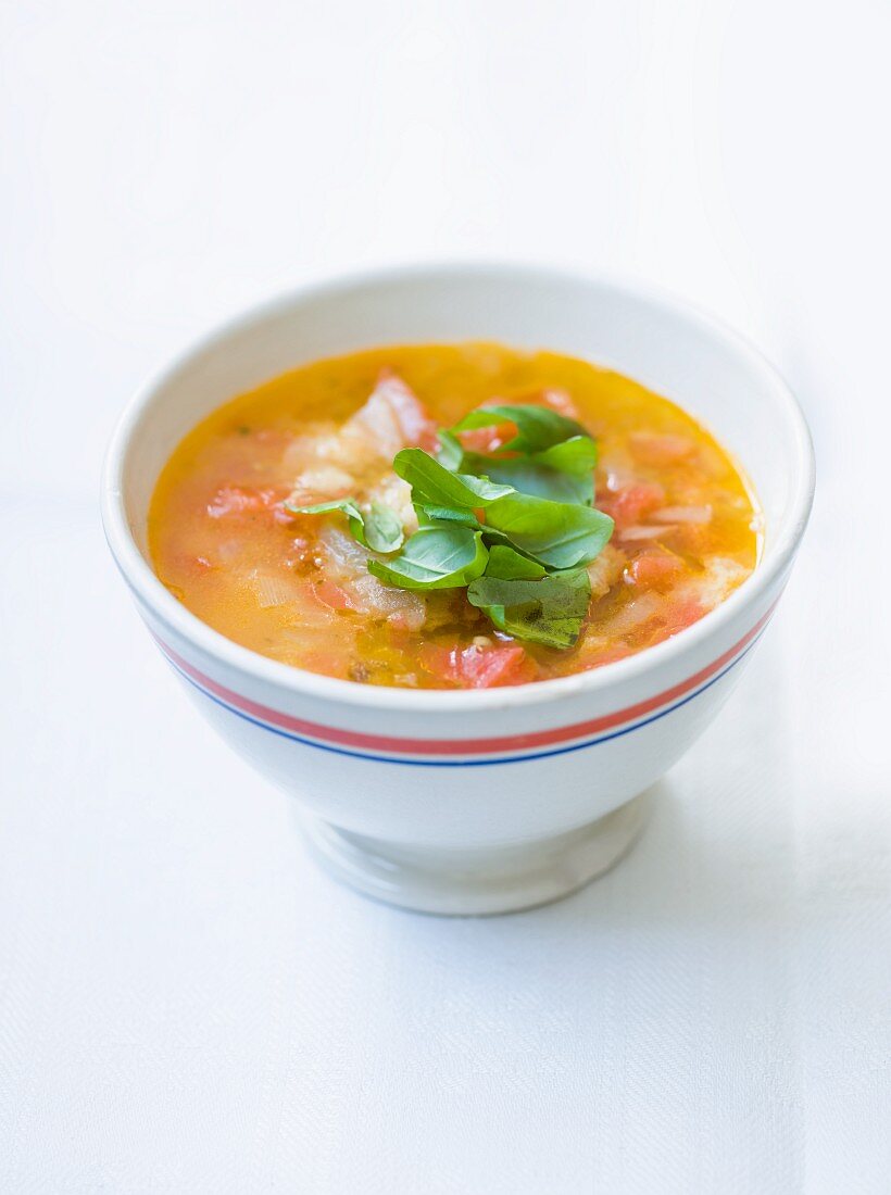 Brot-Tomaten-Suppe mit Basilikum