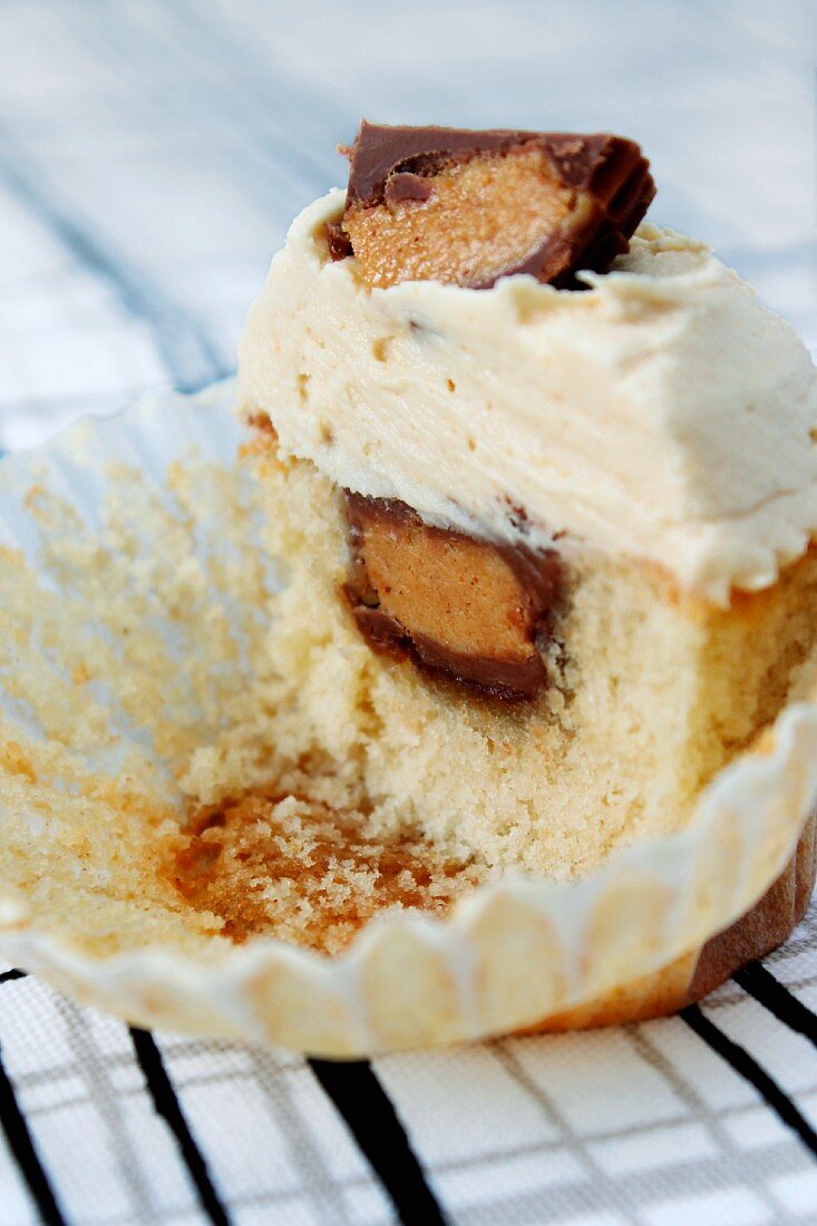 Halber Erdnussbutter-Cupcake mit Füllung