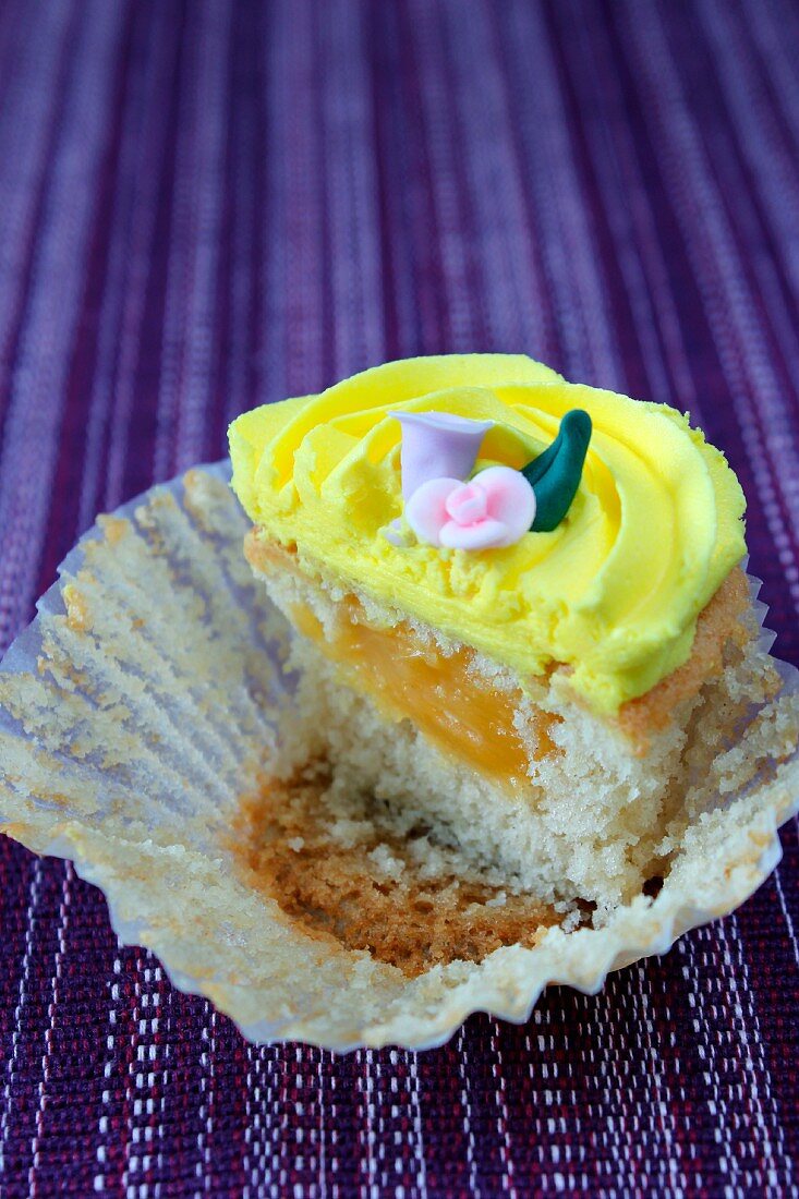 Halber Cupcake mit Zitronencreme