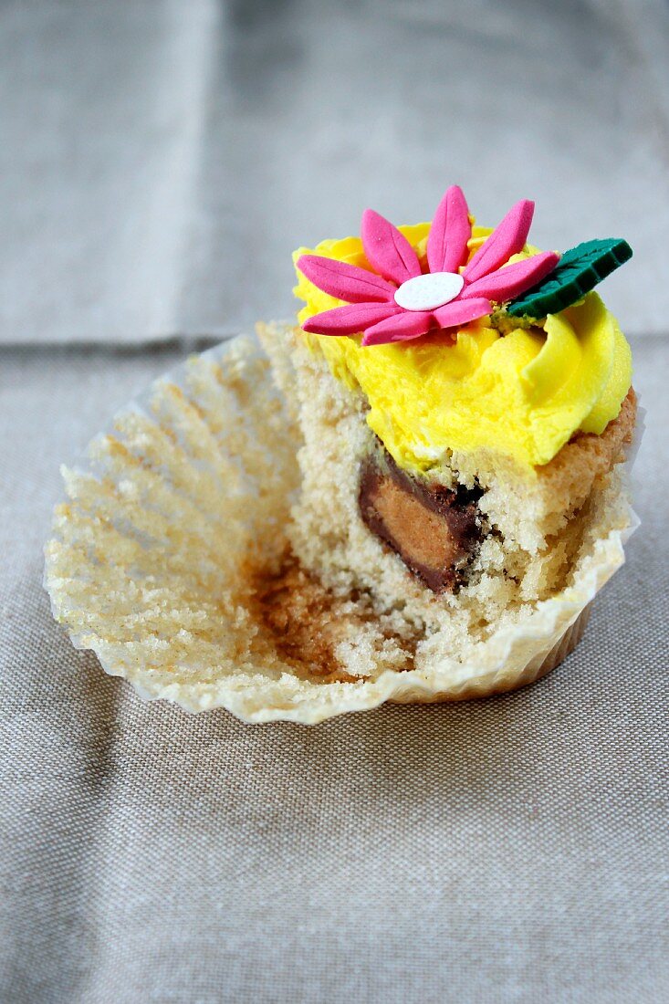 Vanille-Cupcake mit Schoko-Erdnussbutter-Füllung