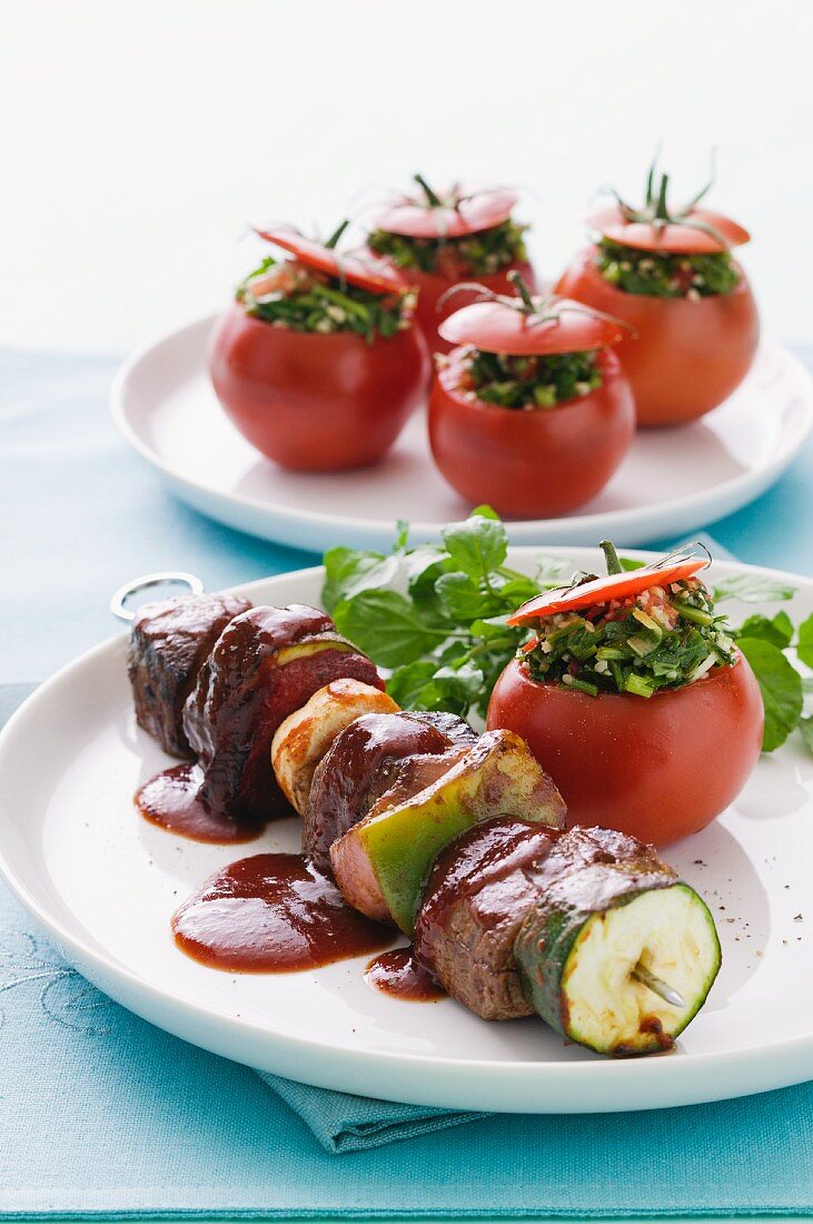 Rindfleischspiesse mit Gemüse und Halloumi, gefüllte Tomaten mit Tabouleh