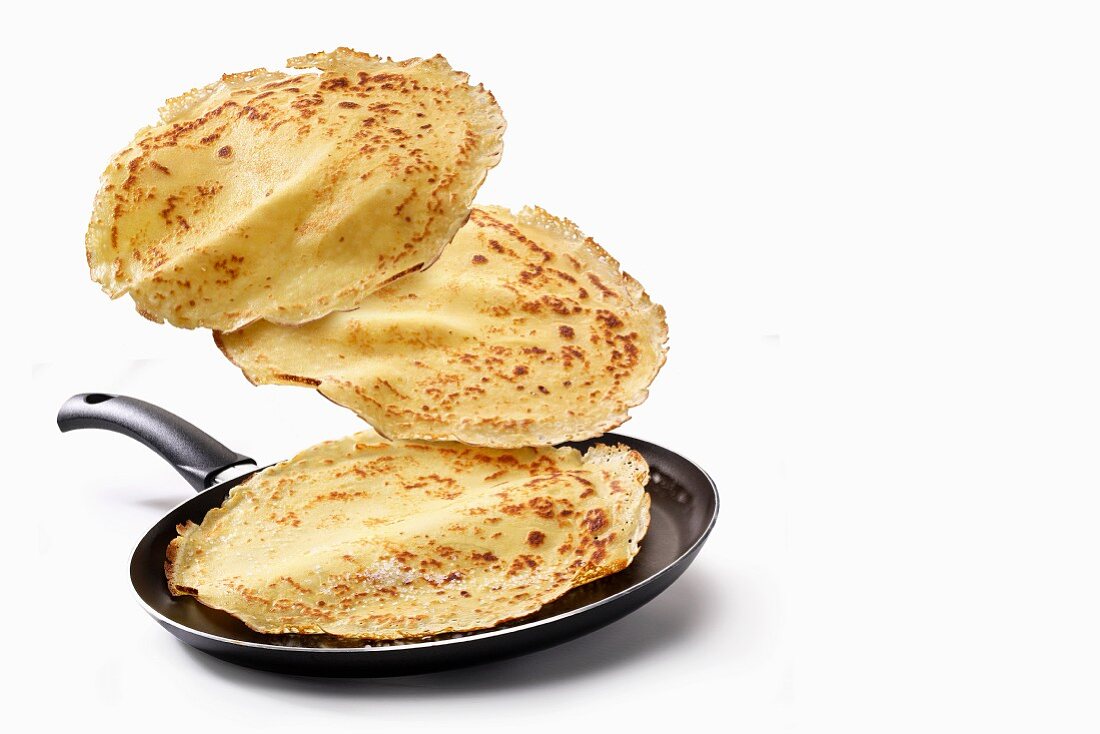Crêpes and a frying pan