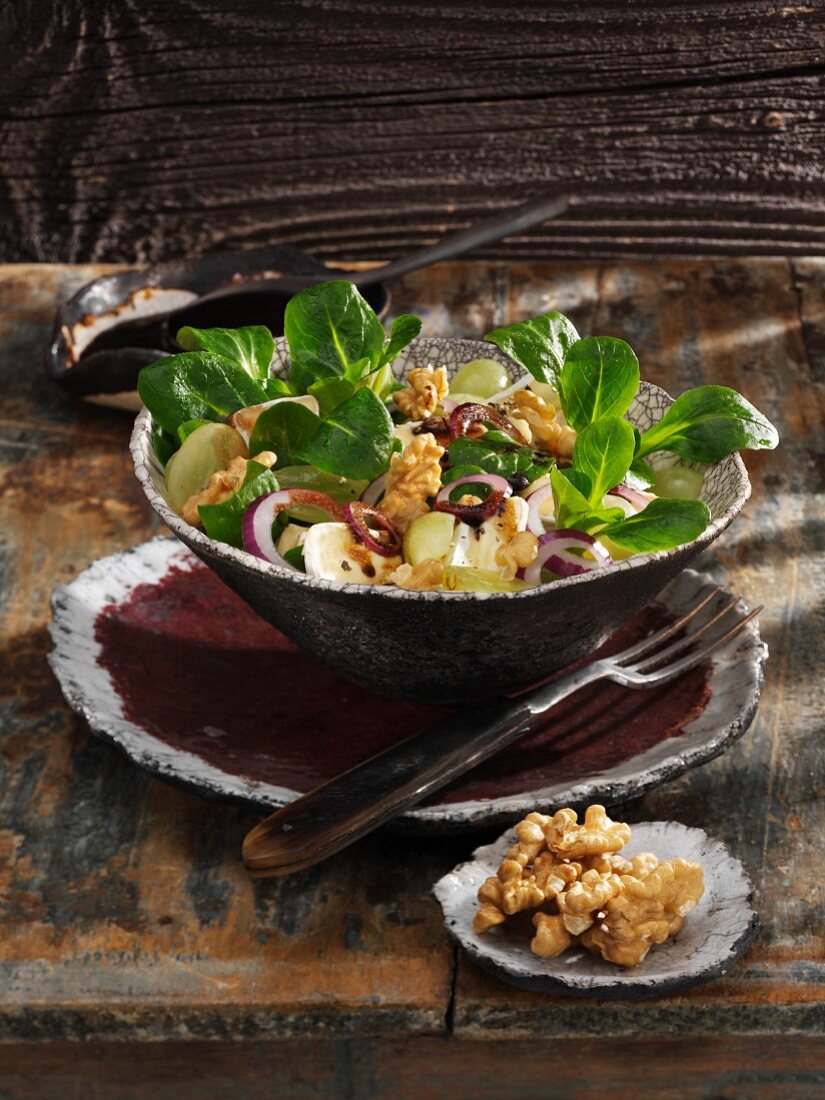 Camembert salad with grapes and walnuts