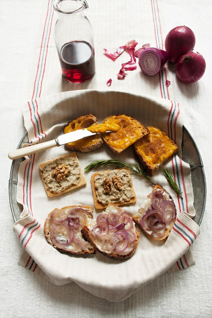 Bruschette mit verschiedenen Aufstrichen