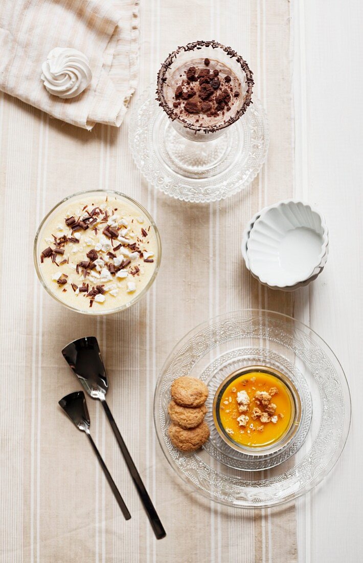 Kürbiscreme mit Amaretti, Muskatellercreme mit Baiser und Kaffee-Ricottacreme mit Schokoladenkeksen